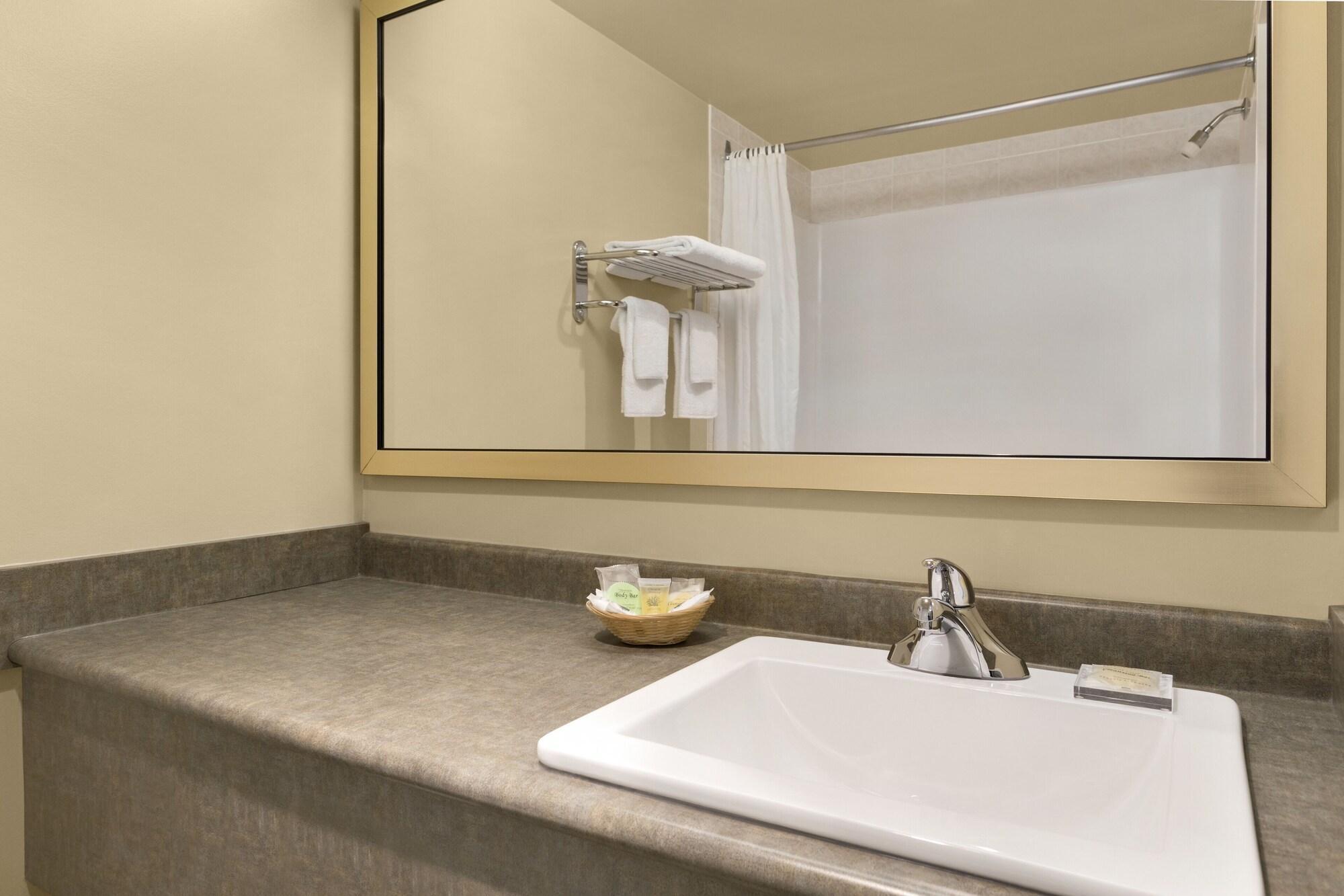Colonial Square Inn & Suites Саскатун Екстериор снимка