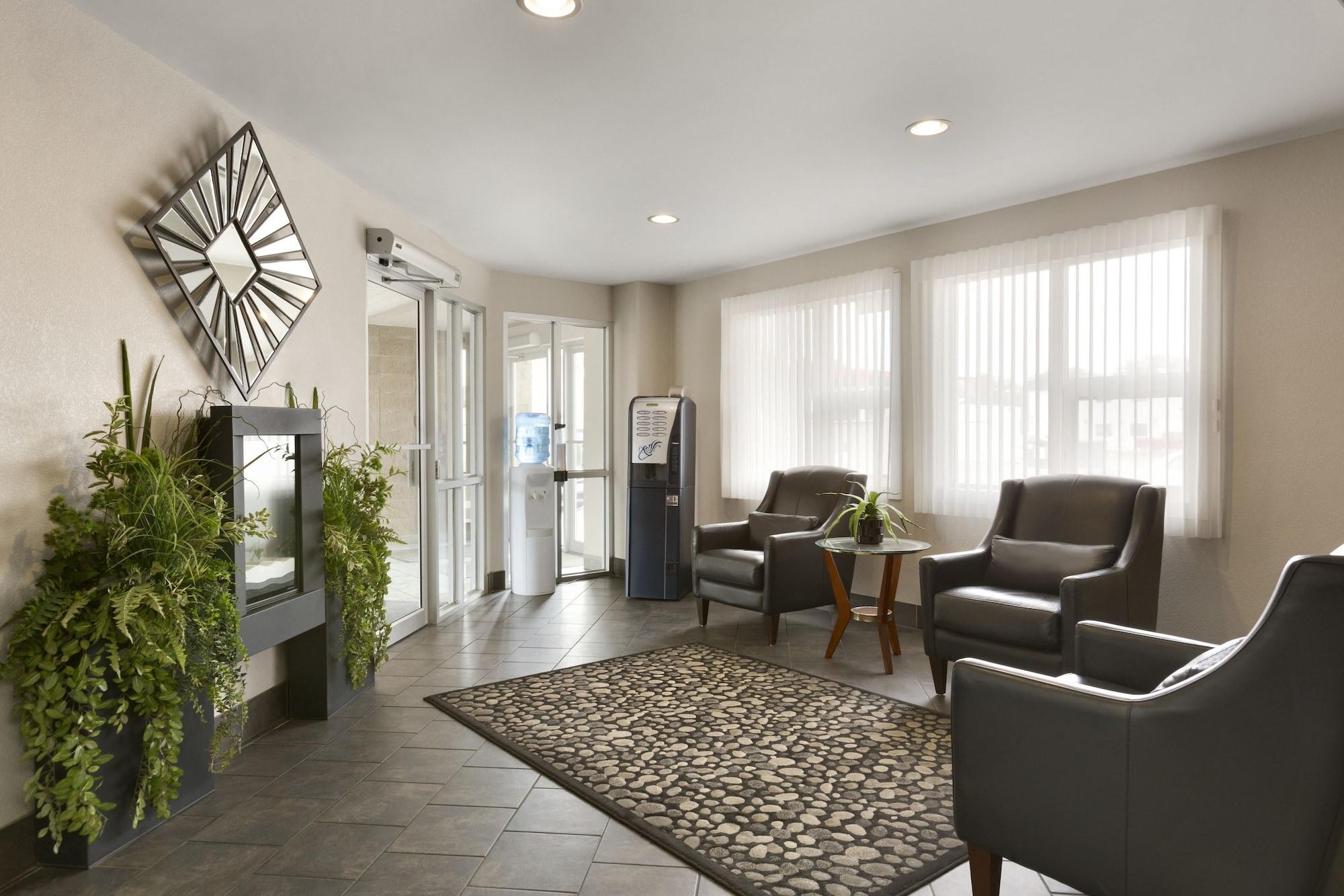 Colonial Square Inn & Suites Саскатун Екстериор снимка