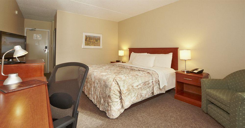 Colonial Square Inn & Suites Саскатун Екстериор снимка