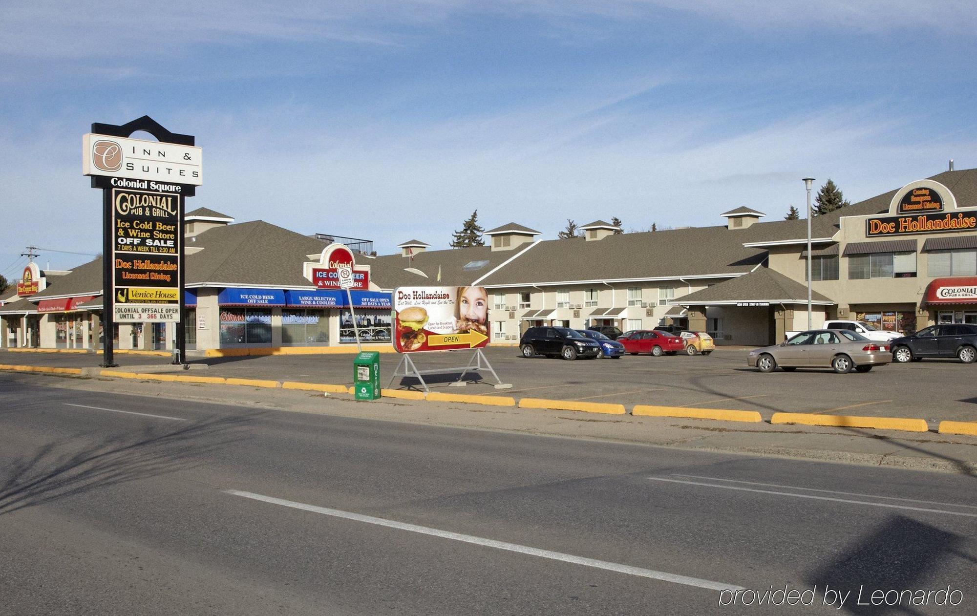 Colonial Square Inn & Suites Саскатун Екстериор снимка