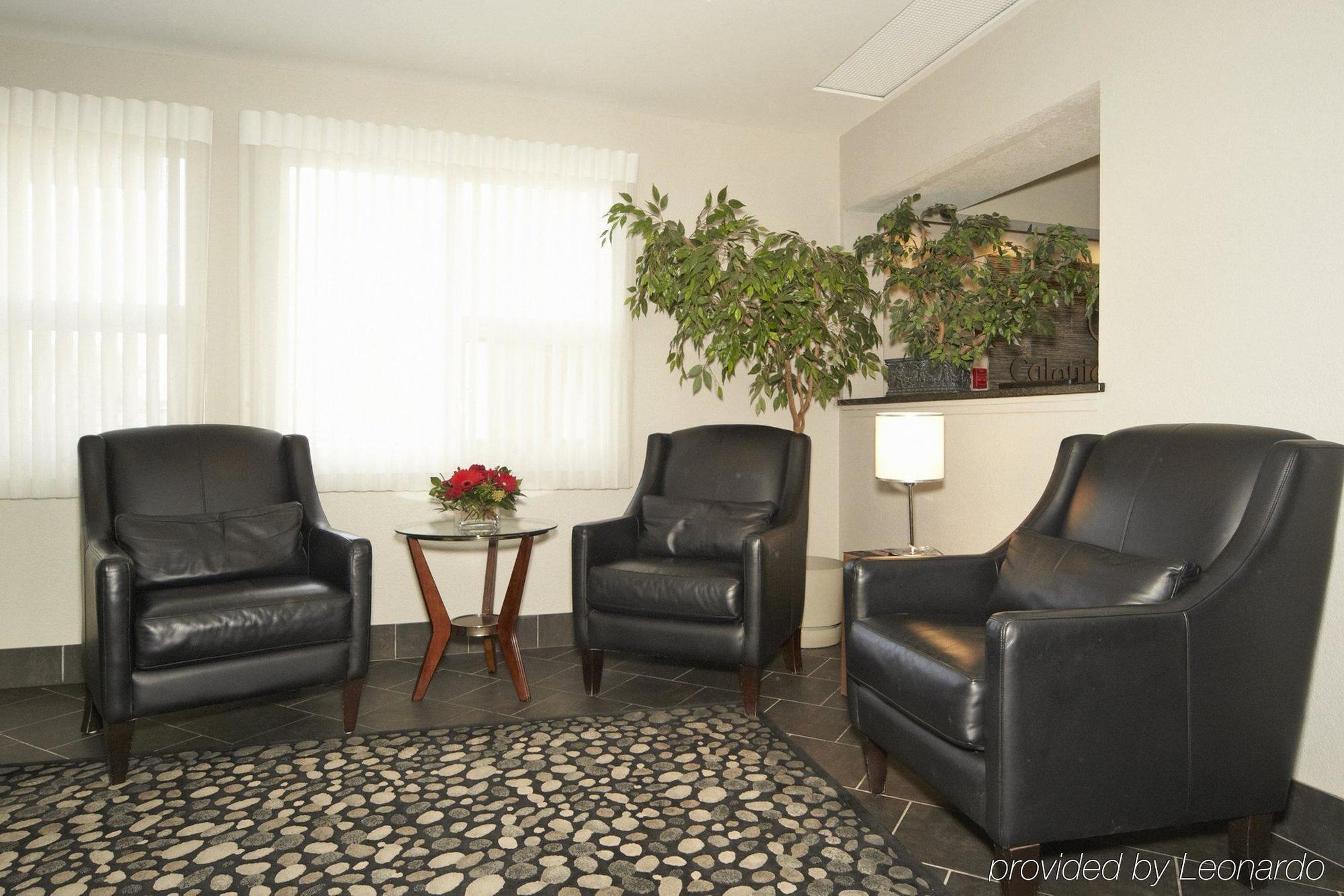 Colonial Square Inn & Suites Саскатун Екстериор снимка