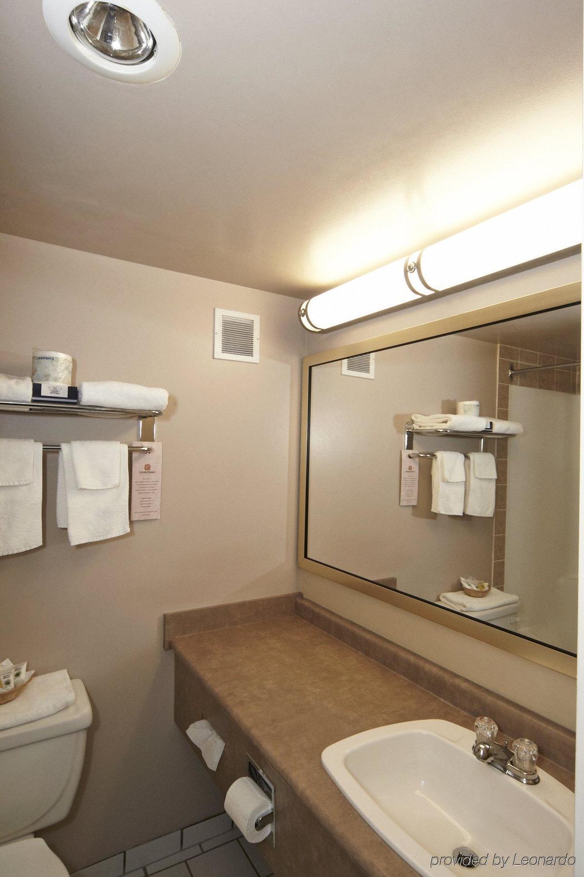 Colonial Square Inn & Suites Саскатун Екстериор снимка