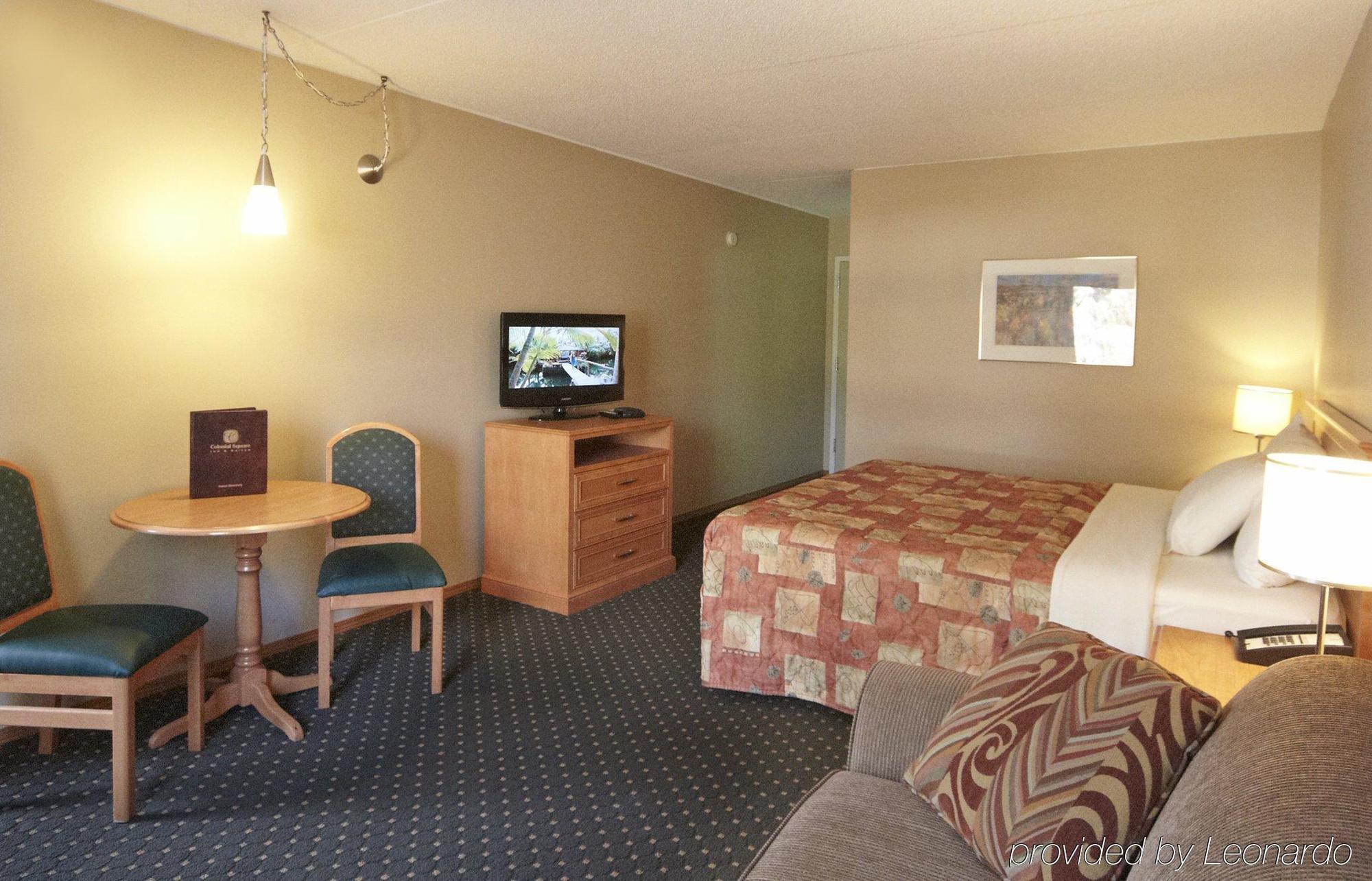 Colonial Square Inn & Suites Саскатун Екстериор снимка