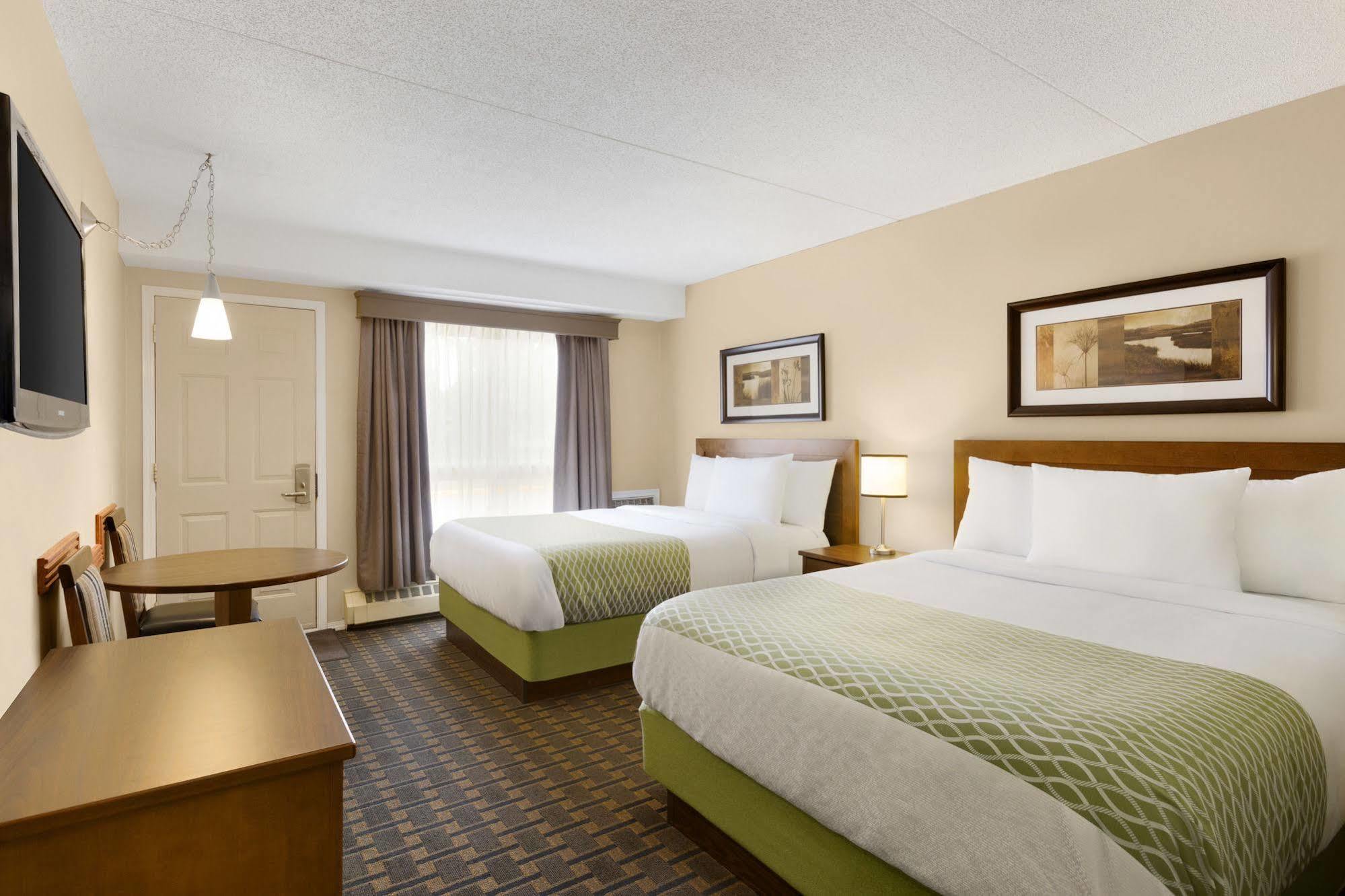 Colonial Square Inn & Suites Саскатун Екстериор снимка